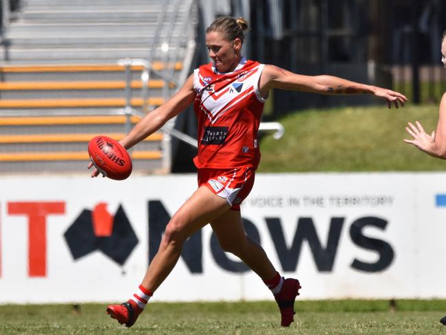 Waratah stalwart Lisa Roberts lines up a kick. Picture: Tymunna Clements / AFLNT Media