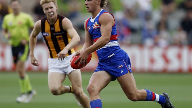 MELBOURNE , AUSTRALIA. February 23 , 2024.  AFL. Western Bulldogs vs Hawthorn at Whitten Oval.   Bulldog Ryley Sanders charges through half forward     . Pic: Michael Klein