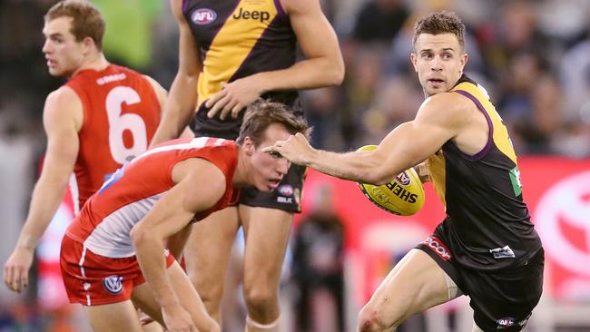 Tiger Brett Deledio breaks away from a stoppage. Picture: Michael Klein