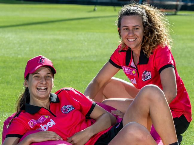 manly, southern, wenty, northshore etc/ AAP(Amanda Lulham please see MEDIA PR David Lyall for names only had 15mins for shoot & girls had to leave quickly plus training match on oval at the same time.) on Wednesday, 9 October 2019. Sydney Sixers  players having a picnic on North Sydney Oval ahead of the first giant weekend of the WBBL which will feature three days of games, including matches between the Sydney Sixers and the Sydney Thunder.(AAP IMAGE / MONIQUE HARMER)