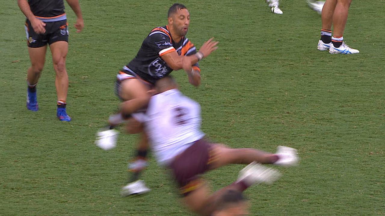 Addin Fonua-Blake cannons into Benji Marshall's legs.