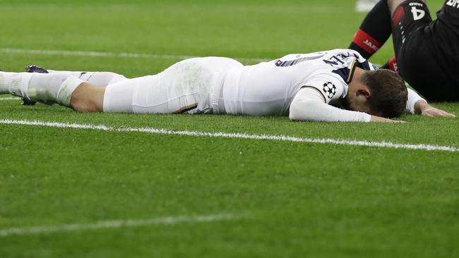 Tottenham's Vincent Janssen lies on the pitch.