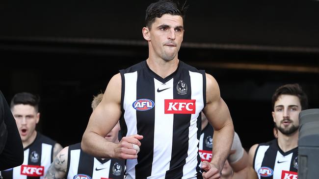 MELBOURNE . 03/09/2022. AFL. 1st Qualifying Final. Geelong vs Collingwood at the MCG.   Scott Pendlebury of the Magpies leads the Fires onto the MCG   . Picture by Michael Klein