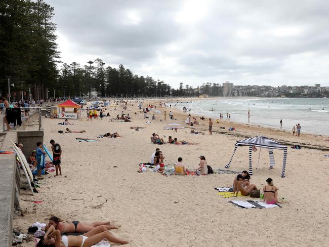 People on Manly beach, 21st  March, 2020. Crowd numbers seem not too much less than usual on an autumn Sunday during the coronavirus Covid-19 pandemic.Picture by Damian Shaw