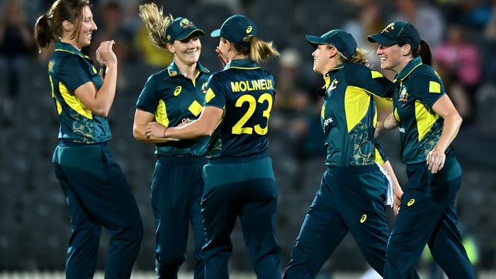 MACKAY, AUSTRALIA - SEPTEMBER 22: Australia celebrate after Phoebe Litchfield of Australia caught out Suzie Bates of New Zealand during game two of the Women's T20 International Series between Australia and New Zealand at Great Barrier Reef Arena on September 22, 2024 in Mackay, Australia. (Photo by Albert Perez/Getty Images)