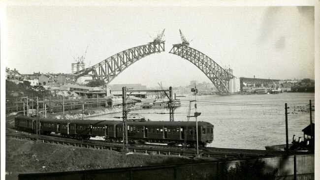 Construction of the Harbour Bridge in 1930.