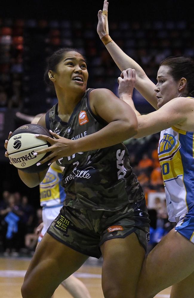 Ella Tofaeono drives to the basket past Alicia Froling during the 2023/24 WNBL season. (Photo by Ian Hitchcock/Getty Images)