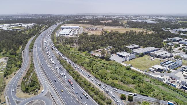 There are reports of a minor crash causing delays on the Ipswich Motorway.