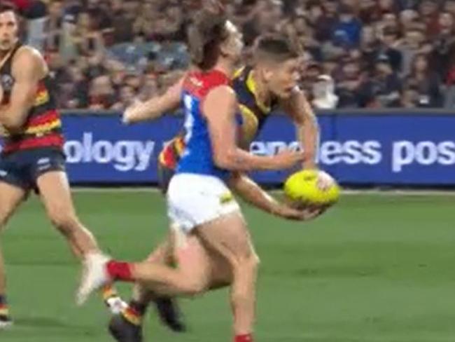 Did Charlie Spargo get a hand on Nick Murray's handball?