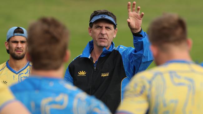 Tim Sampson head coach of the Force addresses his players during a Western Force Super Rugby training session in 2020. Picture: Paul Kane/Getty Images)