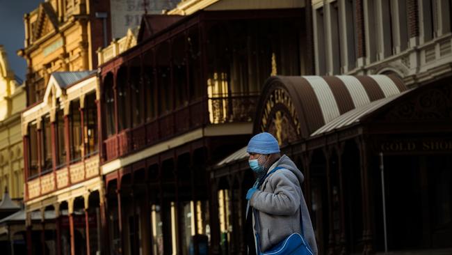 A man wearing a mask walks along Sturt Street in Ballarat.