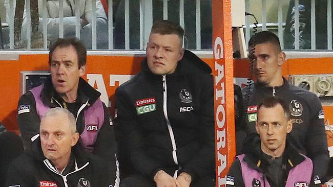 Jordan De Goey cuts a frustrated figure on the Collingwood bench in the third quarter of Friday’s qualifying final. Picture: Michael Klein.