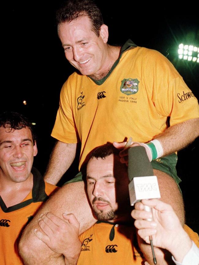 Legendary David Campese is chaired off by teammates after his 100th Test.