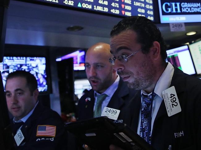 NEW YORK, NY - NOVEMBER 13: Traders work on the floor of the New York Stock Exchange (NYSE) on November 13, 2015 in New York City. As U.S. stocks fell Friday, the Dow Jones Industrial Average declined 203 points to 17245. Spencer Platt/Getty Images/AFP == FOR NEWSPAPERS, INTERNET, TELCOS & TELEVISION USE ONLY ==