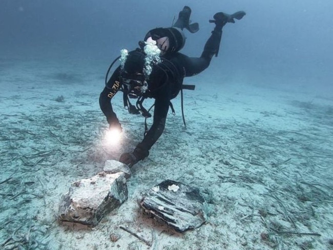 Naples police uncovering Obsidian cores from a Neolithic shipwreck. Credit: Naples Superintendency for Archaeology, Fine Arts and Landscape