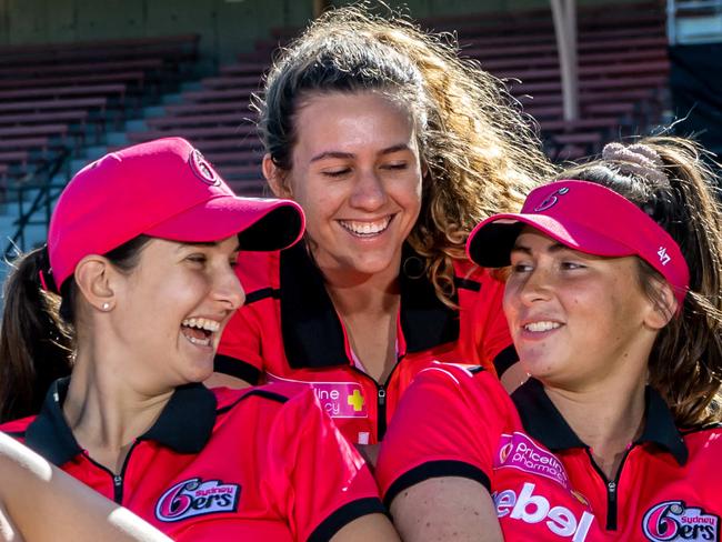 manly, southern, wenty, northshore etc/ AAP(Amanda Lulham please see MEDIA PR David Lyall for names only had 15mins for shoot & girls had to leave quickly plus training match on oval at the same time.) on Wednesday, 9 October 2019. Sydney Sixers  players having a picnic on North Sydney Oval ahead of the first giant weekend of the WBBL which will feature three days of games, including matches between the Sydney Sixers and the Sydney Thunder.(AAP IMAGE / MONIQUE HARMER)