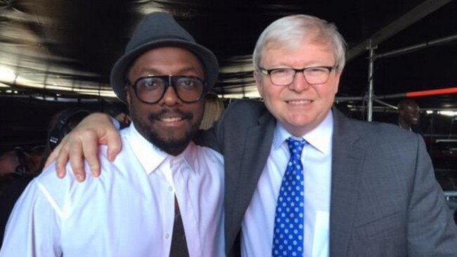 Kevin Rudd snapping a selfie with WILL I AM in DC