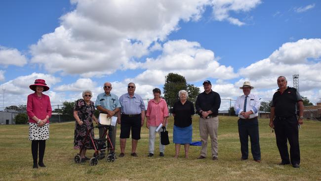 Members of the Murgon Country Creative Association along side Llew O’Brien and representatives from the South Burnett Regional Council. Photo/Tristan Evert