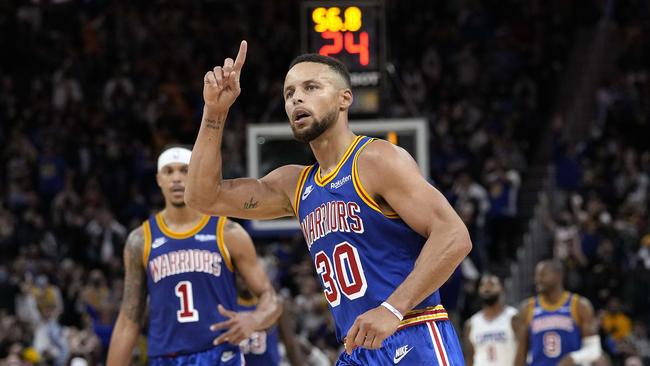 SAN FRANCISCO, CALIFORNIA - OCTOBER 21: Stephen Curry #30 of the Golden State Warriors celebrates after he made a three-point basket against the LA Clippers late in the fourth quarter at Chase Center on October 21, 2021 in San Francisco, California. NOTE TO USER: User expressly acknowledges and agrees that, by downloading and/or using this photograph, User is consenting to the terms and conditions of the Getty Images License Agreement. Thearon W. Henderson/Getty Images/AFP == FOR NEWSPAPERS, INTERNET, TELCOS & TELEVISION USE