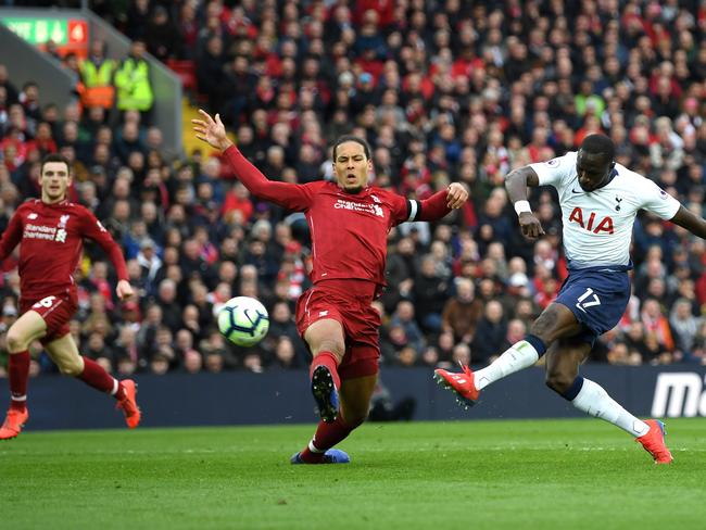 LIVERPOOL, ENGLAND - MARCH 31: Moussa Sissoko of Tottenham Hotspur shoots wide under pressure from Virgil Van Dijk of Liverpool during the Premier League match between Liverpool FC and Tottenham Hotspur at Anfield on March 31, 2019 in Liverpool, United Kingdom. (Photo by Shaun Botterill/Getty Images)