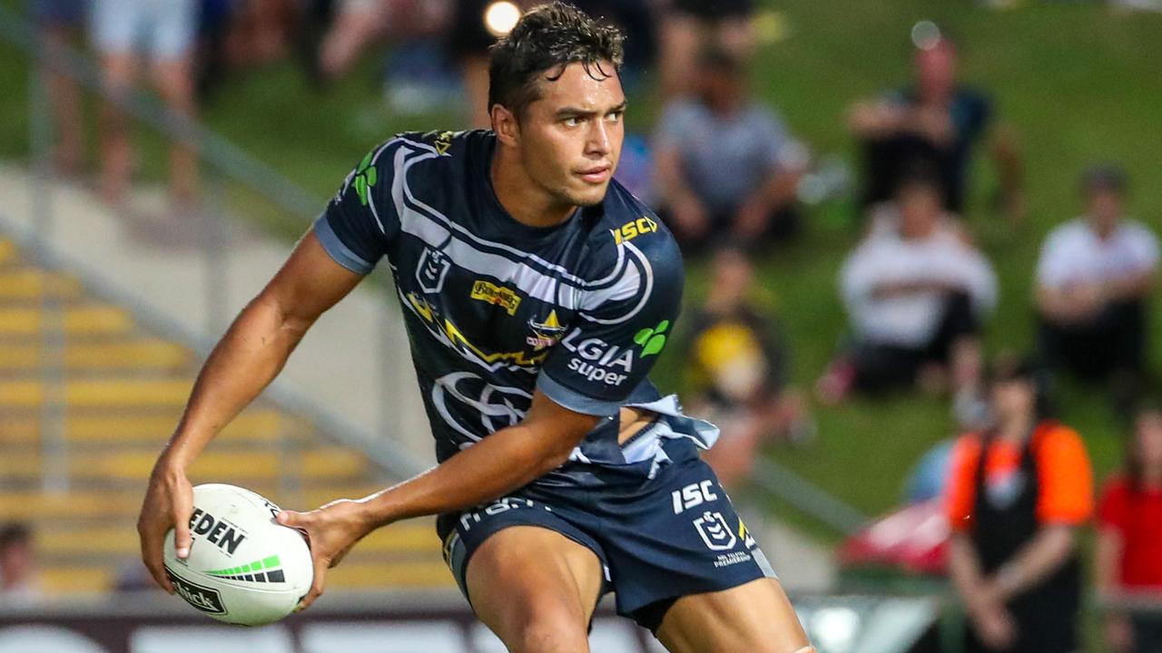 Te Maire Martin playing for the Cowboys. (AAP Image/Michael Chambers)
