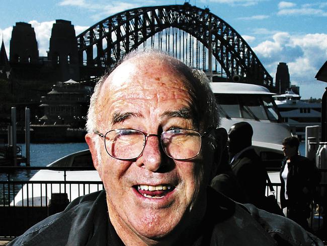 SEPTEMBER 8, 2003 : TV personality / author Clive James at Circular Quay 08/09/03 during his Australian tour. Pic Bob Barker.P/