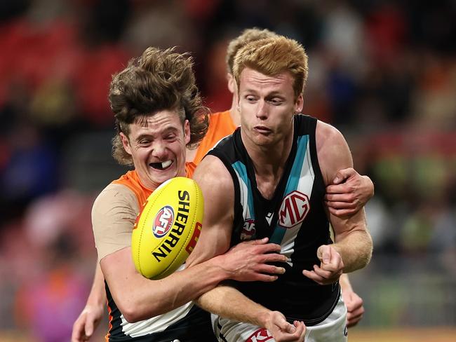 Toby McMullin of the Giants tackles Willem Drew