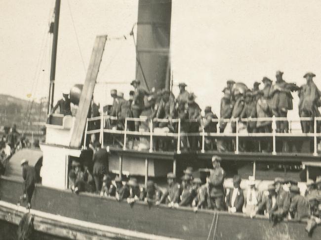 A boat in Albany carrying troops leaving to fight in World War I . To go with story by Trevor Paddenburg. *** MUST CREDIT PICTURE BY KIND PERMISSION OF THE ALBANY HISTORY COLLECTION ***