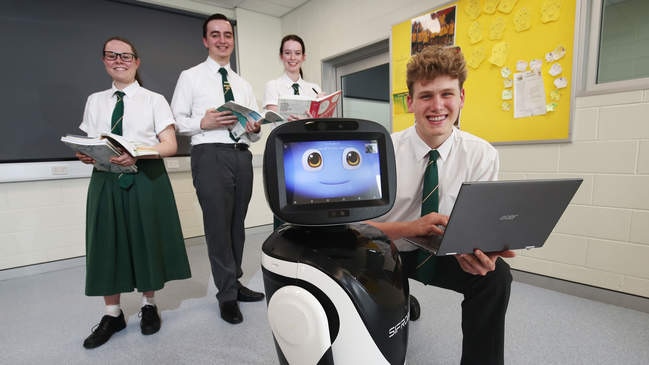 Cairns school adopts robot to deliver virtual classes to overseas students