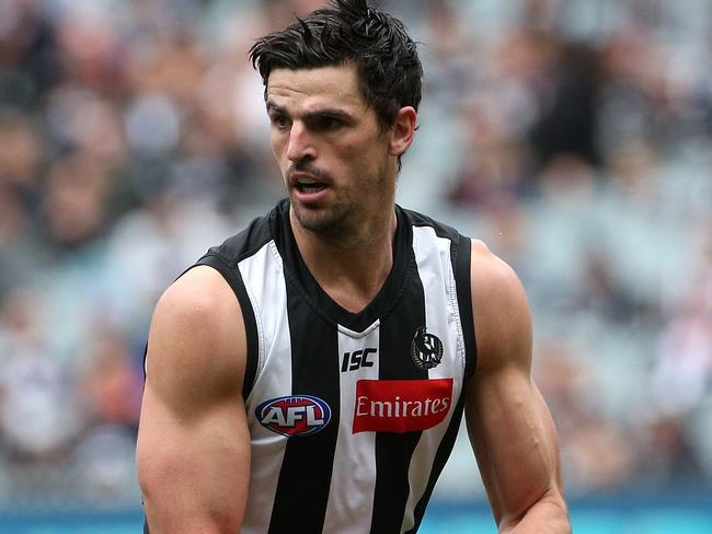 Scott Pendlebury of the Magpies runs forward during the Round 20 AFL match between the Collingwood Magpies and the Gold Coast Suns at the MCG in Melbourne, Sunday, August 4, 2019.  (AAP Image/Hamish Blair) NO ARCHIVING, EDITORIAL USE ONLY