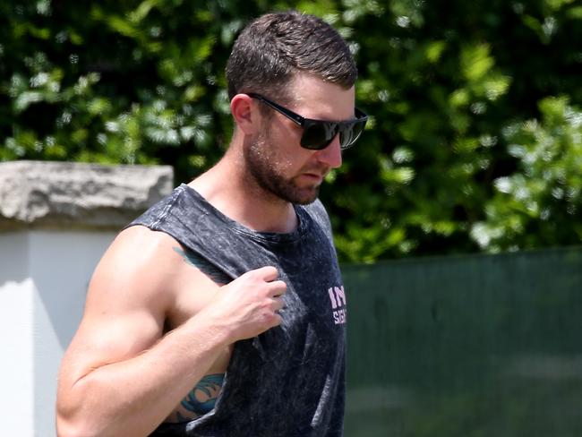 Former GWS Giants ruckman Shane Mumford has been captured on video snorting cocaine. An unknown male arrives at Mumford's Pagewood home.