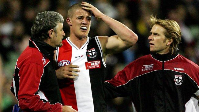 St Kilda v Sydney Swans. MCG. 2005 Preliminary final. Matt Maguire after a hit from Barry Hall