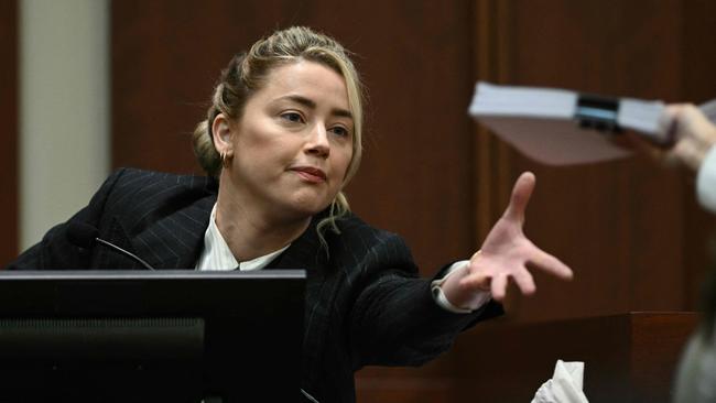 Amber Heard testifies in the courtroom at the Fairfax County Circuit Courthouse on May 17, 2022. (Photo by BRENDAN SMIALOWSKI / POOL / AFP)