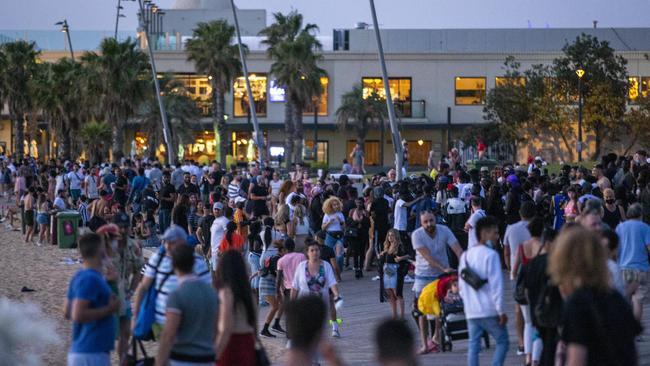 Many at St Kilda beach flouted mask rules. Picture: Wayne Taylor