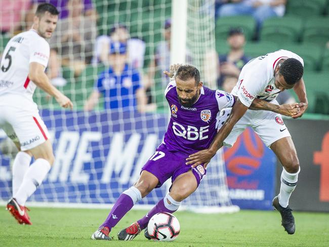 Diego Castro of the Glory during the Round 13 A-League match between the Perth Glory and the Western Sydney Wanderers at HBF Stadium in Perth, Sunday, January 13, 2019. (AAP Image/Tony McDonough) NO ARCHIVING, EDITORIAL USE ONLY