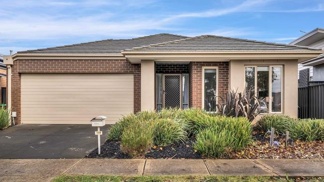 No. 119 Moor Park Drive, Craigieburn, sold $42,000 beyond the range for $622,000.