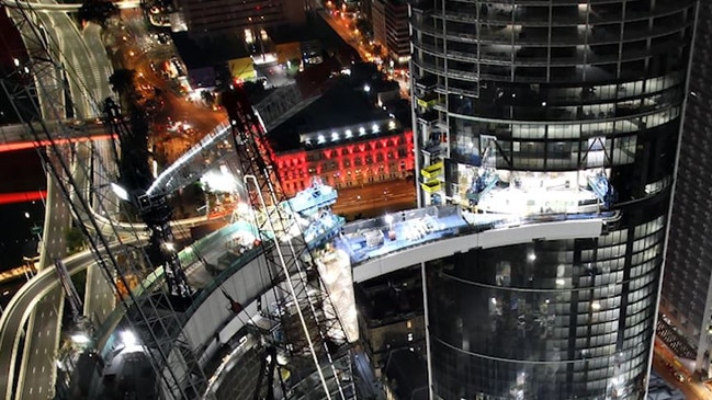 New timelapse footage shows the final section of Queen's Wharf Sky Deck being installed.