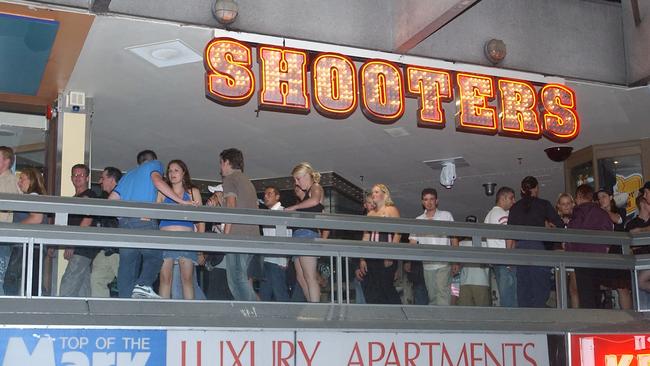 APRIL 4, 2004: Surfers Paradise nightclubs 3am closing first weekend. People leave Shooters night club Pic: Grahame Long