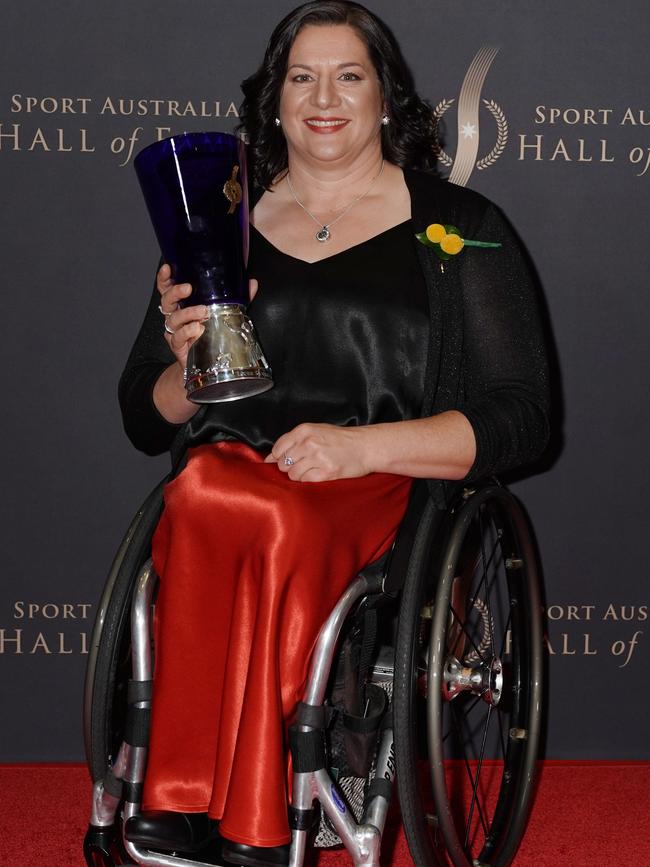 Louise Sauvage poses with her Legend award.