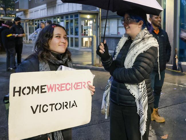 MELBOURNE, AUSTRALIA.NewsWire Photos. JUNE 03, 2025. People picket outside the Housing Commission flats in North Melbourne which will soon be coming down for redevelopment. Public Picture: NewsWire/Ian Currie