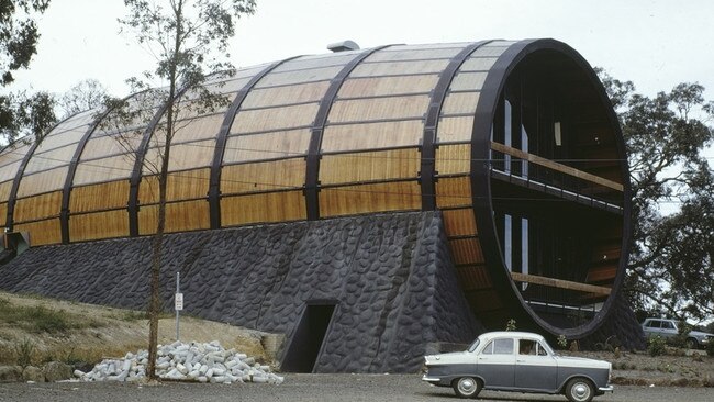 The Eltham Barrel was a popular spot for dinner.