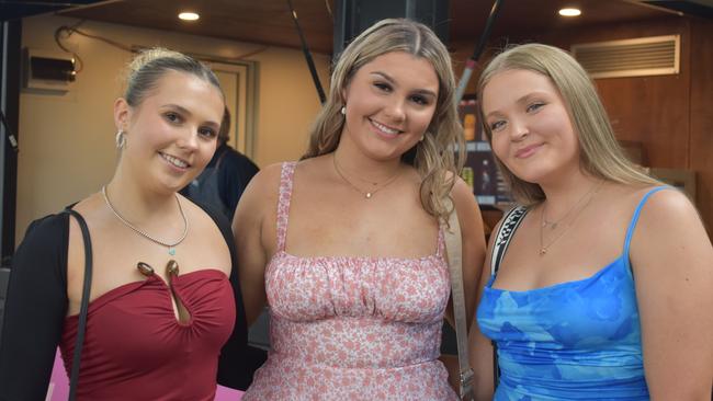Madi Murphy, Abby Perrins and Amelia Smith at the 91.1 Hot FM Ladies Oaks Day 2025.