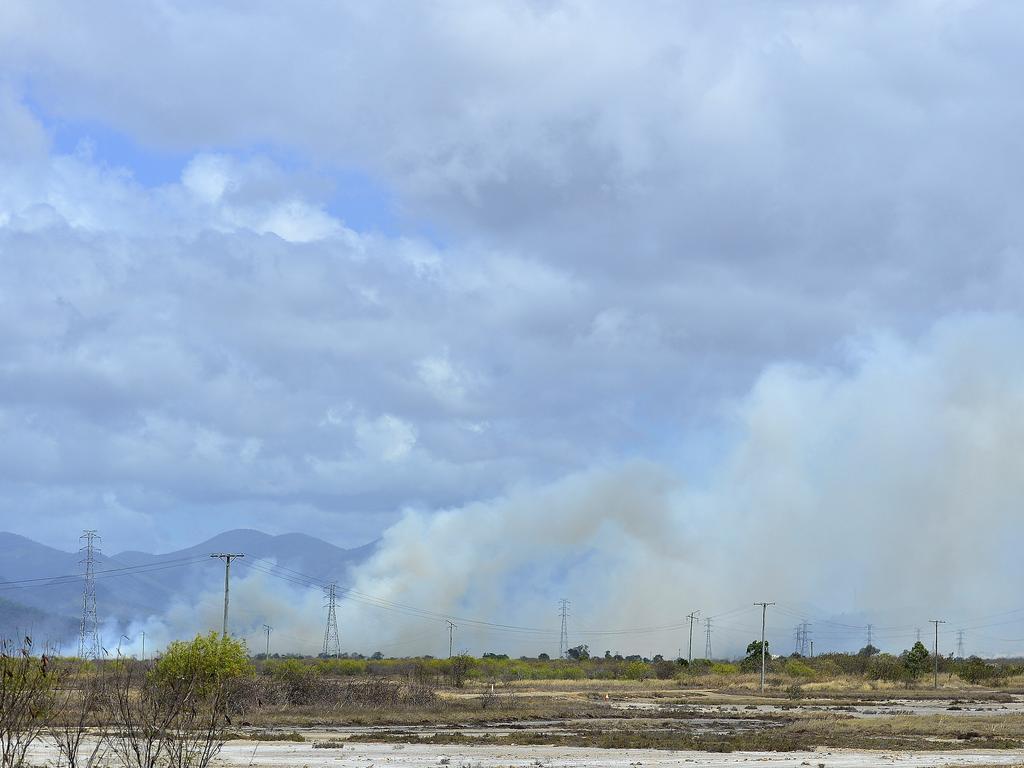 A fire burning south of Townsville has masked the Bruce Highway in smoke. The vegetation fire started near the JBS Meatworks at Stuart. PICTURE: MATT TAYLOR.