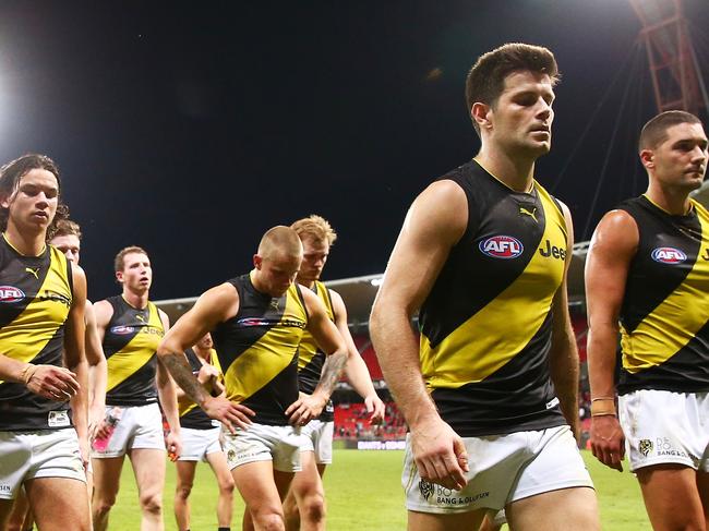 SYDNEY, AUSTRALIA - MAY 20:  Trent Cotchin of the Tigers (C) and team mates looks dejected after the round nine AFL match between the Greater Western Sydney Giants and the Richmond Tigers at Spotless Stadium on May 20, 2017 in Sydney, Australia.  (Photo by Matt King/AFL Media/Getty Images)