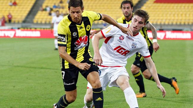 Nathan Burns gets ahead of Ryan Strain. (AAP Image/SNPA, Dean Pemberton)