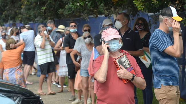 Northern beaches residents line up at Mona Vale Hospital for a COVID-19 test. Picture: NCA NewsWire/Jeremy Piper