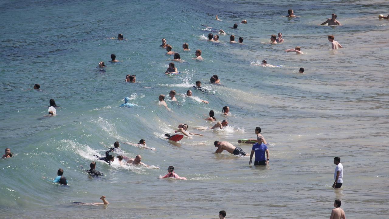 An 18-year-old boy disappeared while swimming at Freshwater Beach on Saturday. Photo: Tim Pascoe