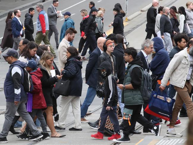 MELBOURNE, AUSTRALIA - NewsWire Photos, SEPTEMBER 26, 2022. Crowds in Melbourne as the Australia's changing population statistics released by Australian Bureau of Statistics. Picture  : NCA NewsWire / David Crosling