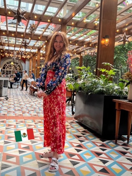 Isla Fisher looks effortlessly gorgeous in a flowing summer dress.