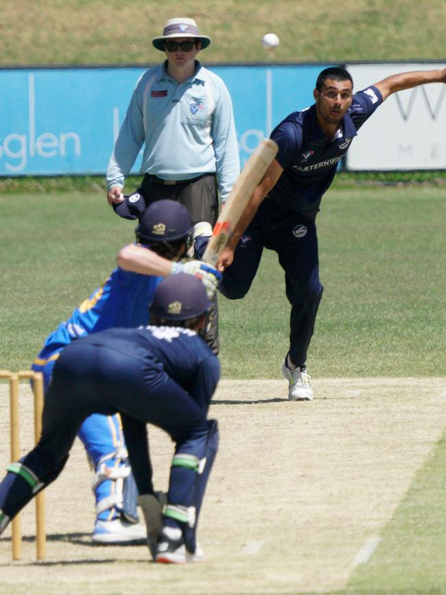 Action from Elsternwick v Ormond. Picture: Valeriu Campan